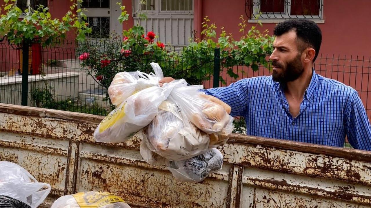 Ankaralı hurdacıdan ekmek israfında örnek davranış