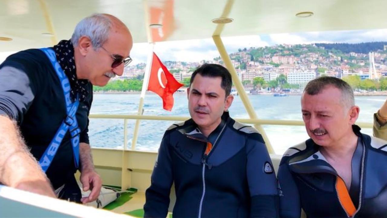 Bakan Kurum, çamurdan arındırılan İzmit Körfezi'ne daldı