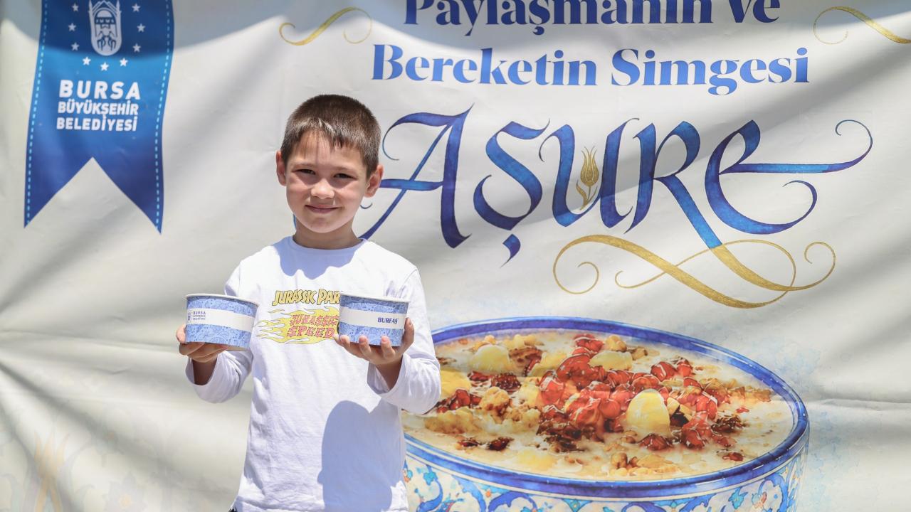 Bursa'da 17 ilçede 28 noktada aşure ikramı başladı