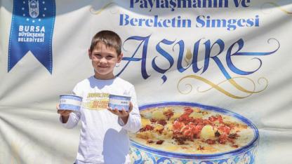 Bursa'da 17 ilçede 28 noktada aşure ikramı başladı