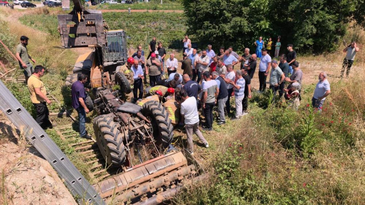 Köprüden uçan traktörün altında kalan sürücü kurtarıldı