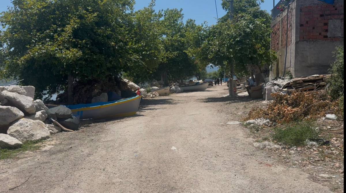 Uluabat Gölü çekildi; Gölyazı'nın yolları ortaya çıktı