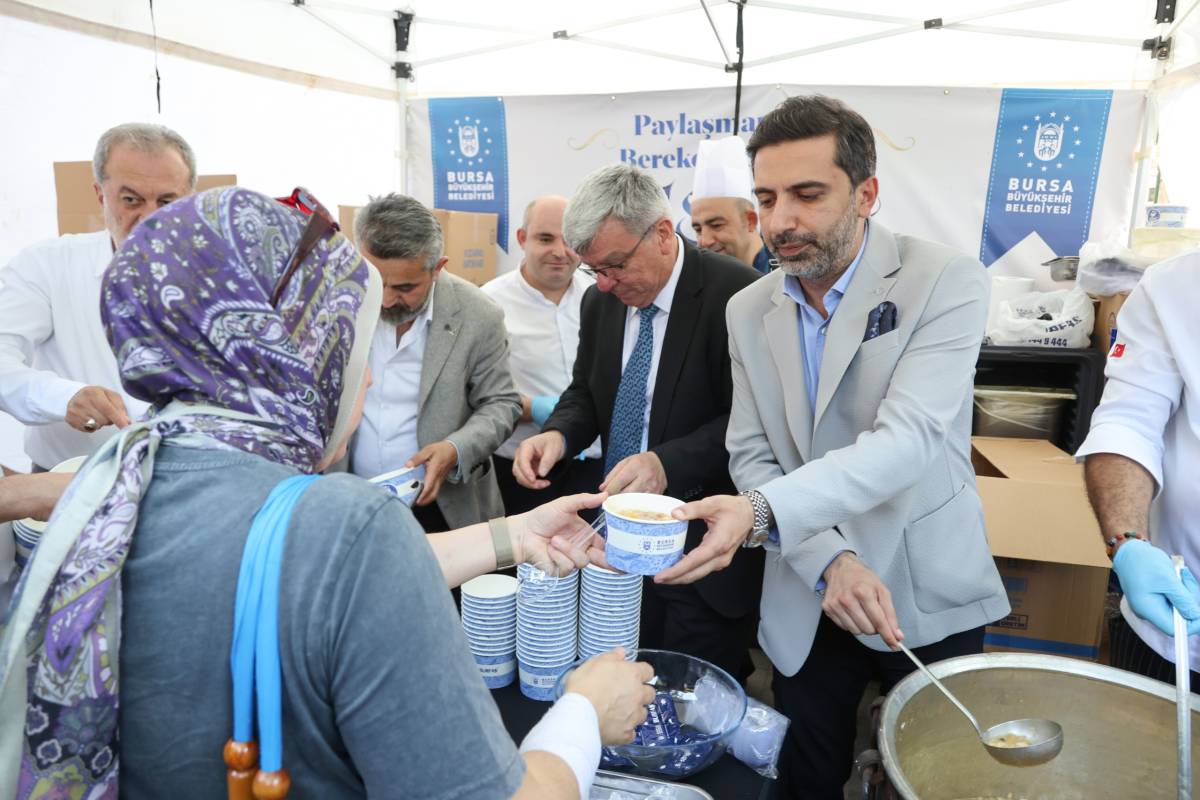 Bursa'da 17 ilçede 28 noktada aşure ikramı başladı