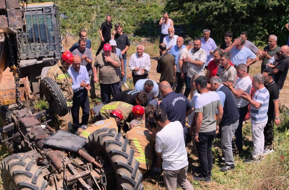 Köprüden uçan traktörün altında kalan sürücü kurtarıldı