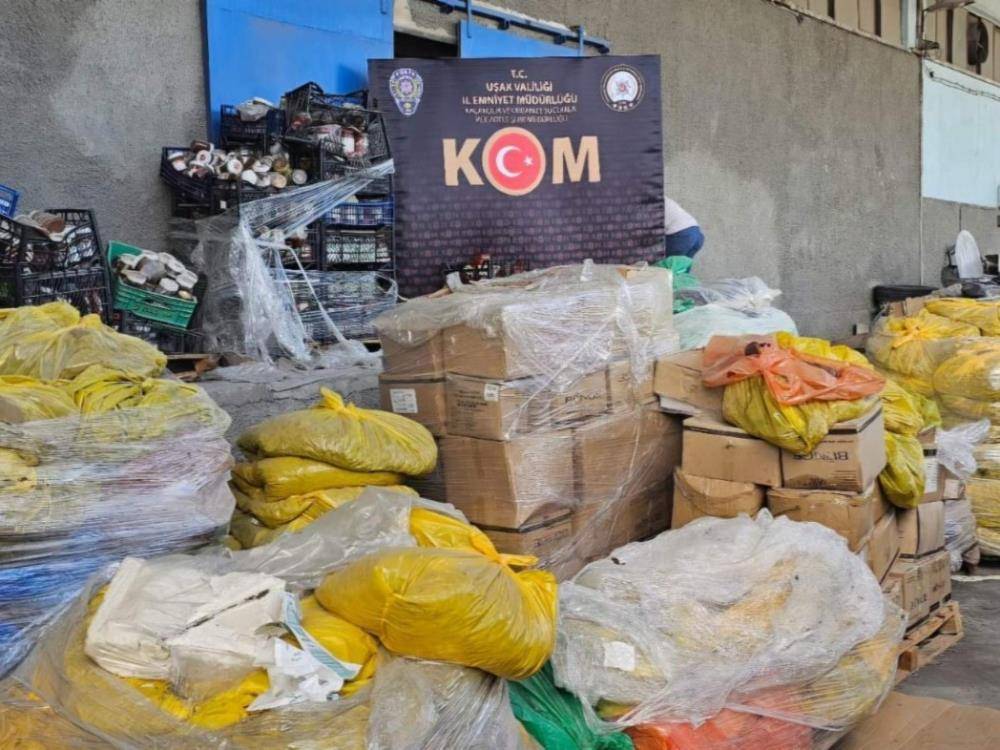 Uşak'ta 30 ton bozulmuş gıda ürünü ele geçirildi