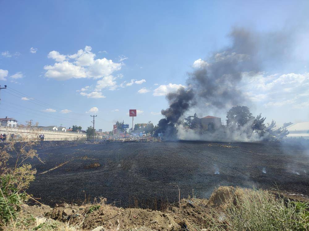 Buğday tarlasındaki yangın akaryakıt istasyonunu tehdit etti