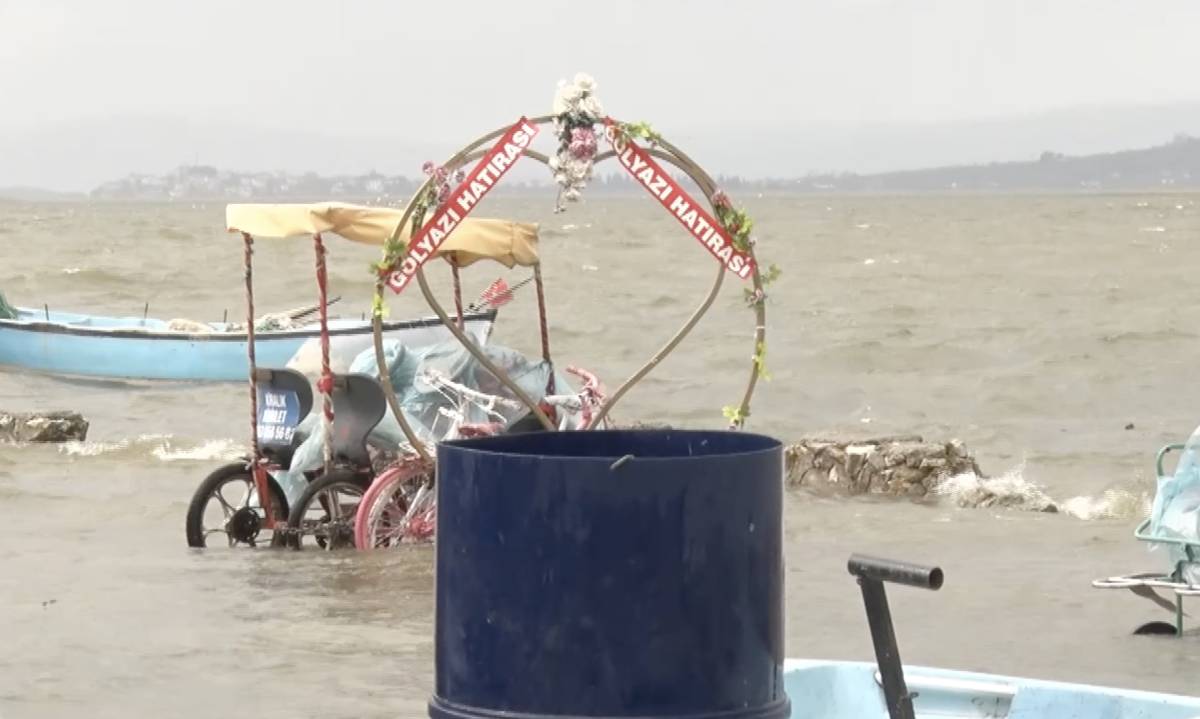 Uluabat Gölü çekildi; Gölyazı'nın yolları ortaya çıktı