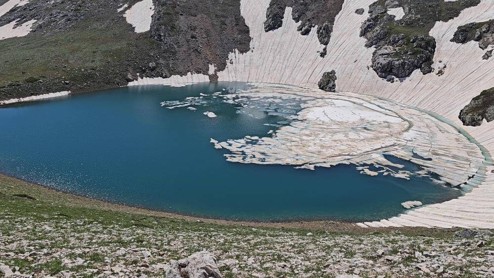 Son 62 yılın en yağışlı kışı Uludağ buzul göllerini taşırdı